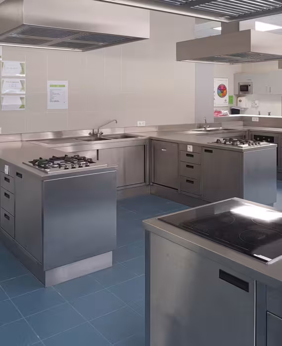 Inox dampkap op kookeiland voor horecagebruik