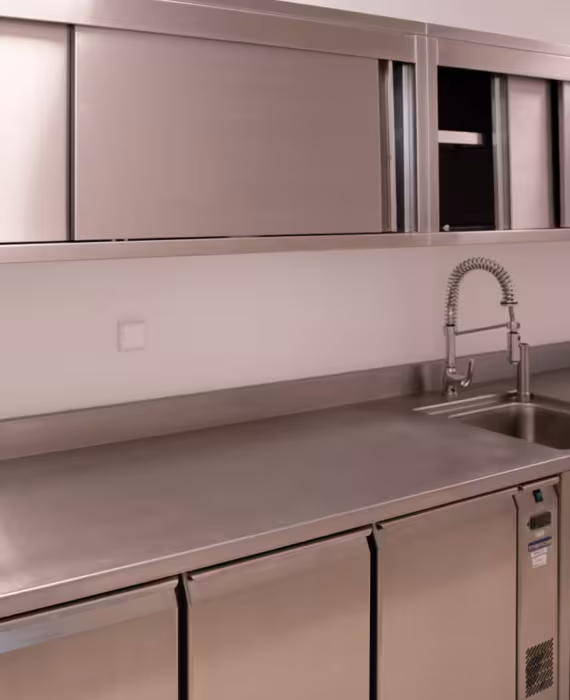 Inox hangkasten en stakasten voor horecagebruik